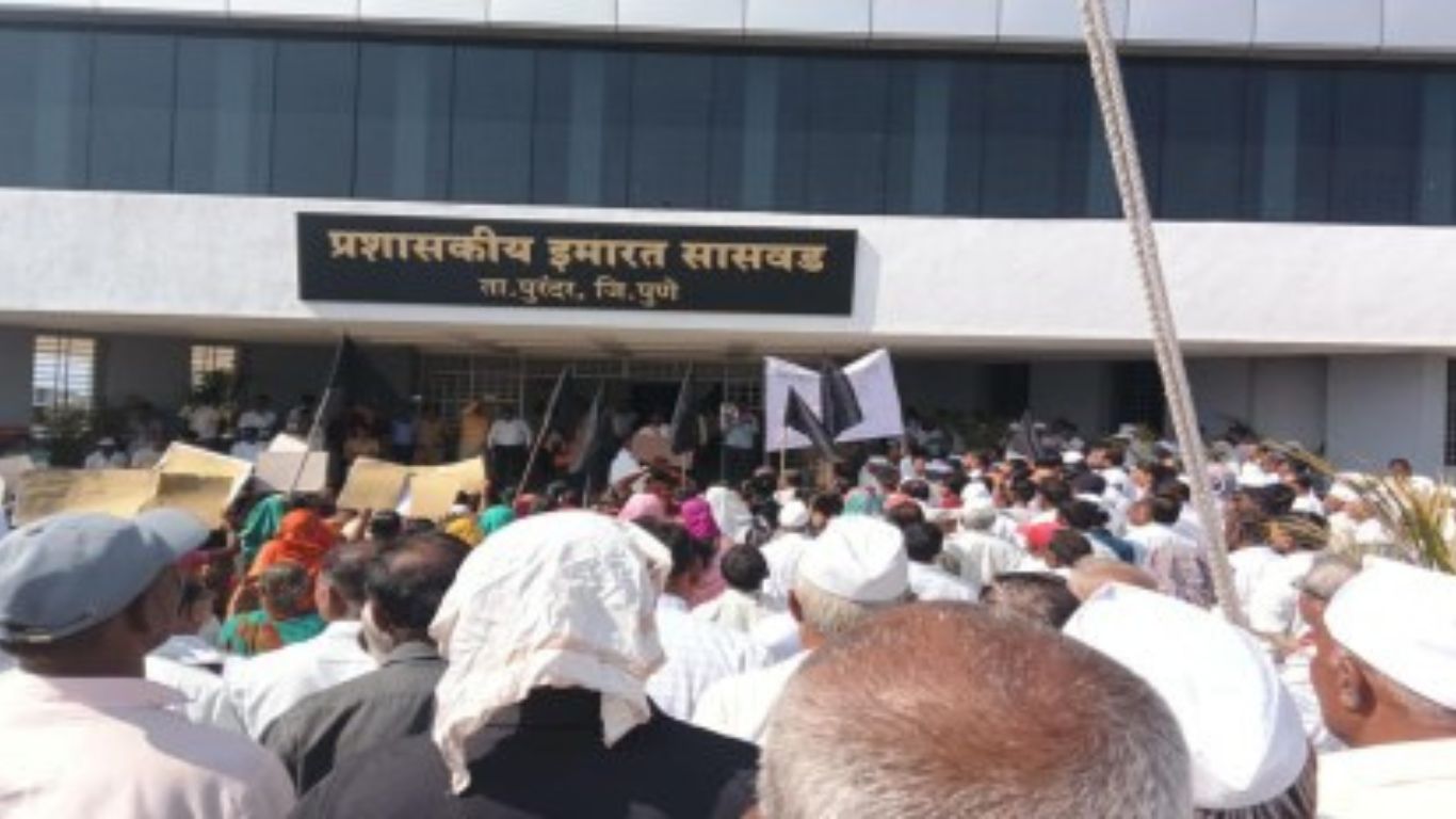 "Pargaon Speaks: No Land, No Airport!," — Farmers March to Pune Collectorate in Opposition