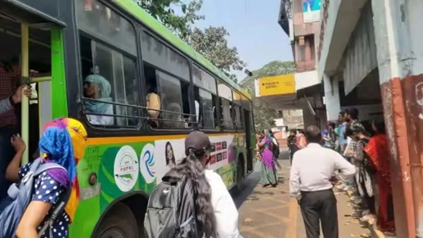Cash-Only Chaos: Pune’s Bus Depots Stuck in the Past as Passengers Demand Digital Payments