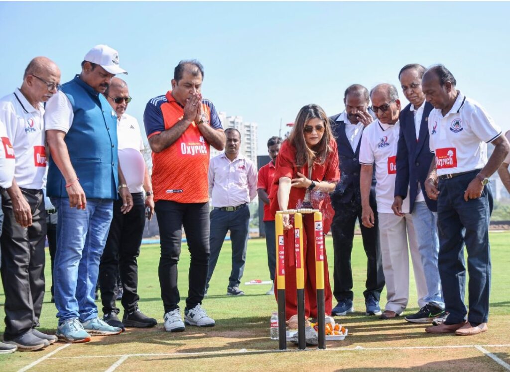 Janhvi Dhariwal-Balan, Executive Director of Manikchand Oxyreach, inaugurating the tournament in a traditional Indian manner. (In the photo) Raju Kotwal, Vasantbhau Kokane, Jagdish Shetty, team owners and other dignitaries of the tournament.