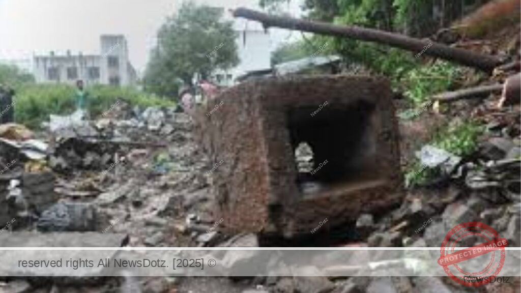 Mahalunge–Kushire Main Road Collapses in Ambegaon Hills, Villagers Demand Urgent Repairs 1 Untitled design (4)