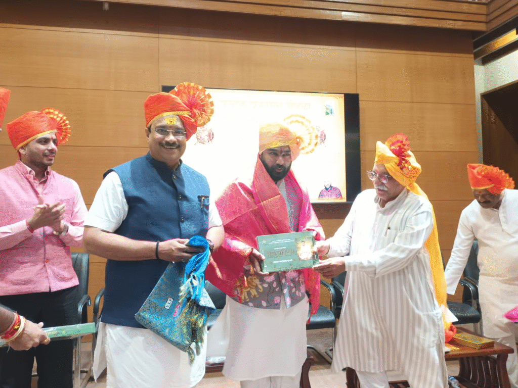 'Me Gad Boltoy' Released in Pune