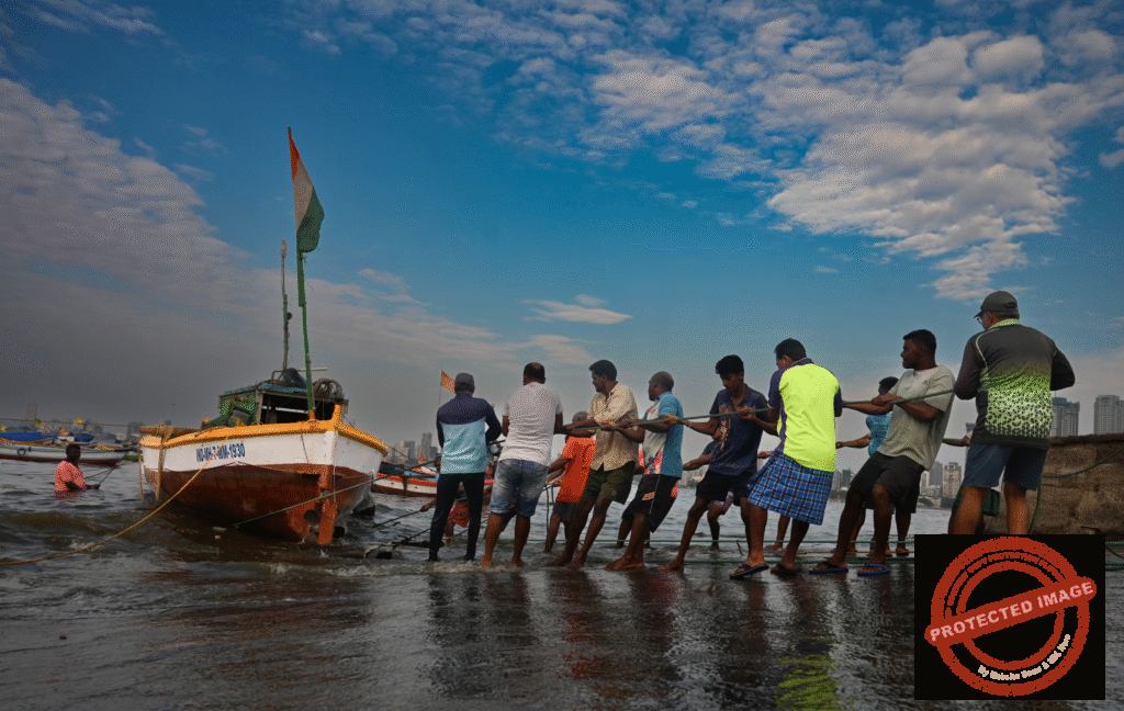 The India Meteorological Department warns of very rough seas and strong winds along Maharashtra’s coast as the Arabian Sea remains turbulent, prompting authorities to advise fishermen to avoid venturing into open waters.