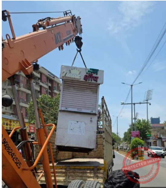 PCMC Removes 35 Illegal Stalls