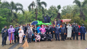 Lodha Belmondo Residents Brave Heavy Rain to Clear Illegal Garbage Dump Outside Township