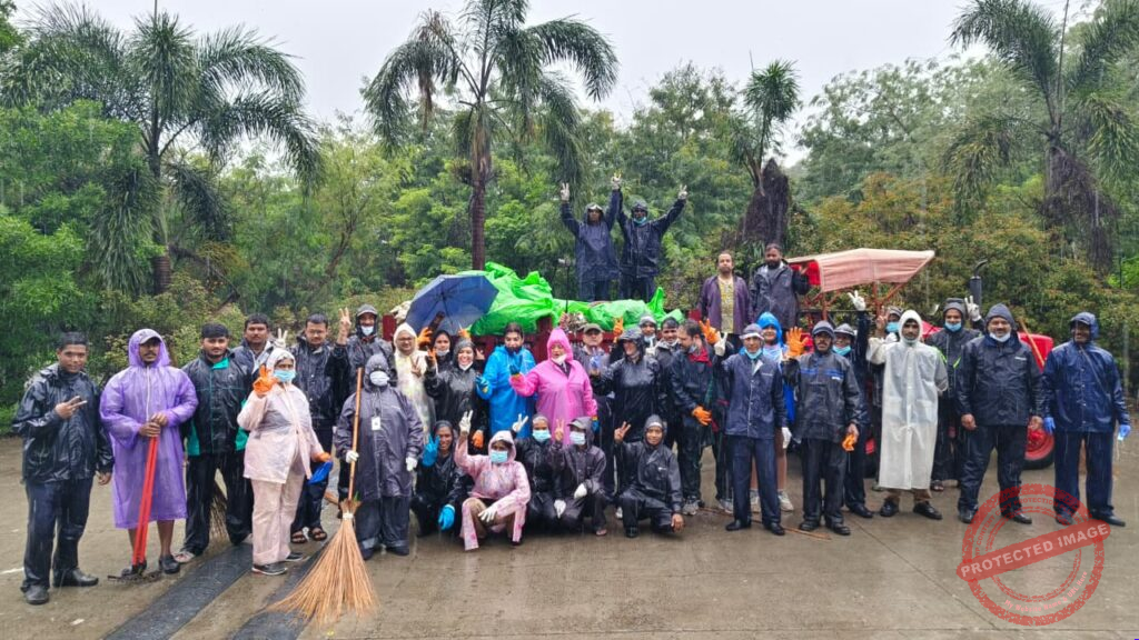 Lodha Belmondo Residents Brave Heavy Rain to Clear Illegal Garbage Dump Outside Township