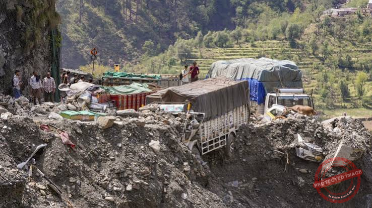 Major Landslide Near Kwar Hydropower Project Buries Vehicles in Jammu and Kashmir's Kishtwar